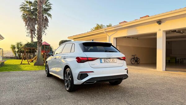 Audi A3 Sportback 40 TFSIe S line. Carros