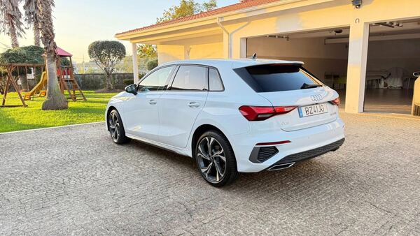 Audi A3 Sportback 40 TFSIe S line. Carros