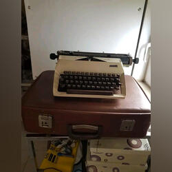 Máquina de escrever com mala. Máquina de escrever. Oliveira de Azeméis.     
