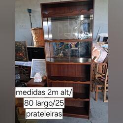 movel de prateleiras com vidro em madeira. Prateleira