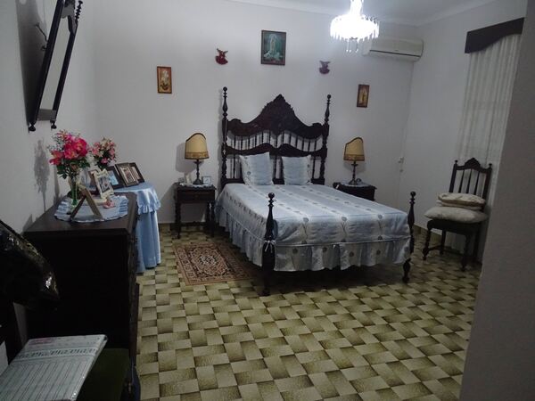 Quarto completo clássico em castanheiro – anos 80. Conjuntos de móveis para quarto