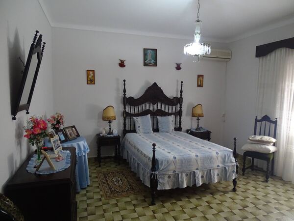 Quarto completo clássico em castanheiro – anos 80. Conjuntos de móveis para quarto