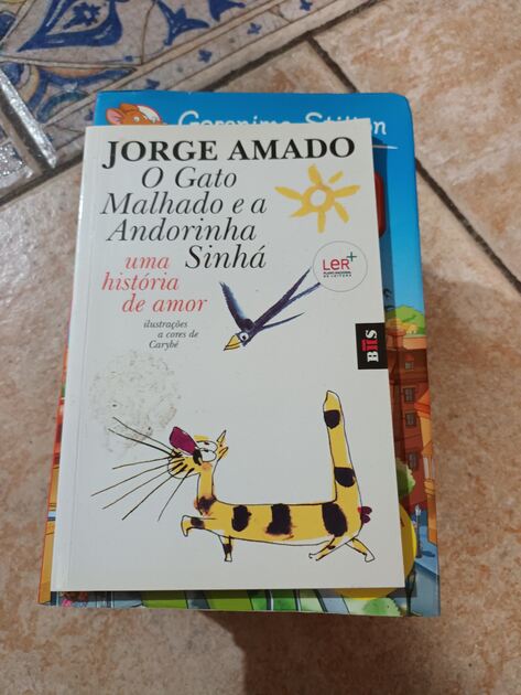 vários livros infantis e juvenis. Livros