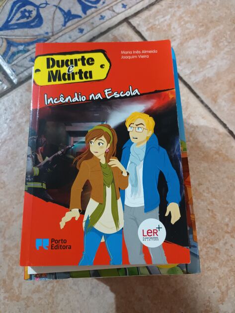 vários livros infantis e juvenis. Livros