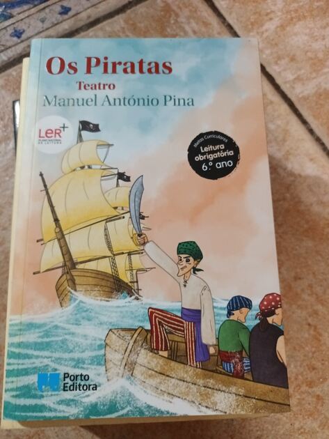 vários livros infantis e juvenis. Livros
