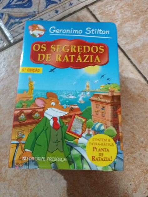vários livros infantis e juvenis. Livros