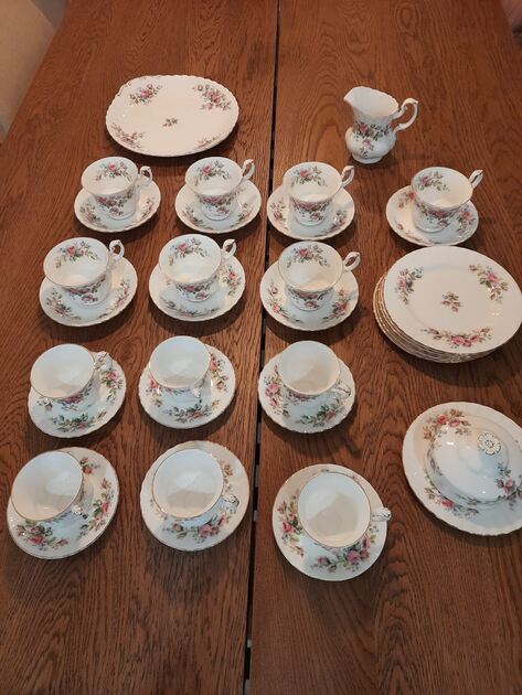Conjunto Royal Albert "Moss Rose". Louças