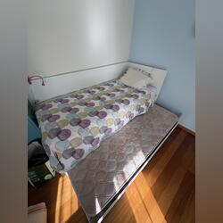 Cama com gavetão + 2 colchões de molas. Camas