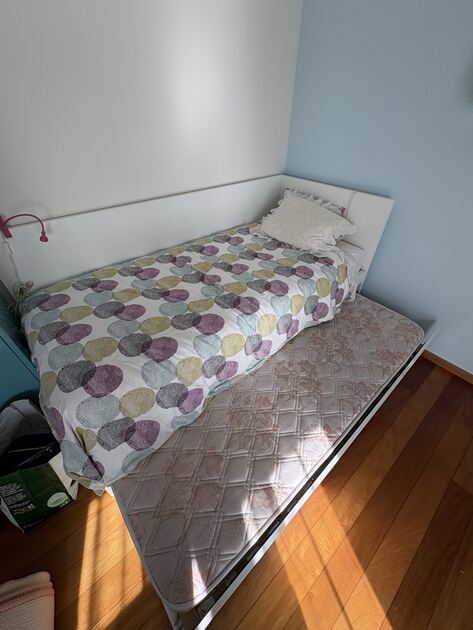 Cama com gavetão + 2 colchões de molas. Camas