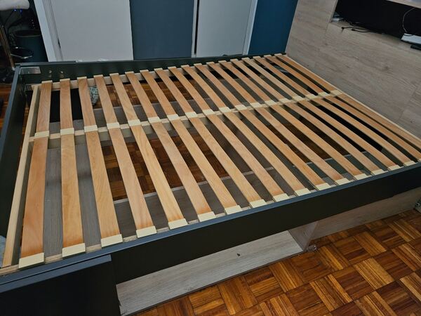 Conjunto cama + colchão. Camas