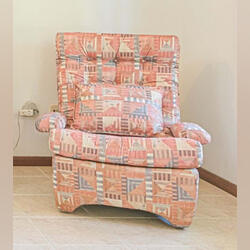 2 sofás individuais com 2 almofadas. Sofás e Poltronas