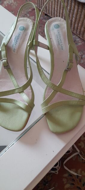 Vendo. Sandálias