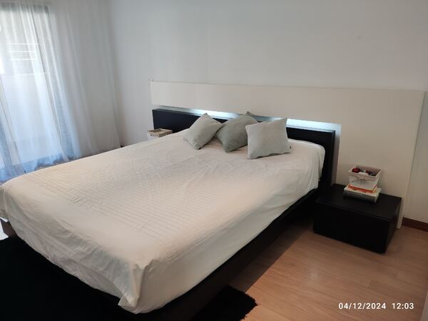 cama de casal com mesas de cabeceira. Camas
