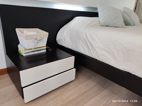cama de casal com mesas de cabeceira. Camas