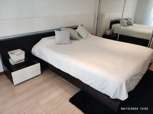 cama de casal com mesas de cabeceira. Camas