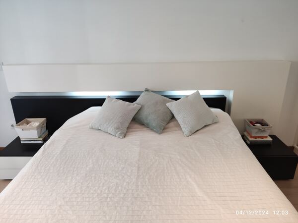 cama de casal com mesas de cabeceira. Camas