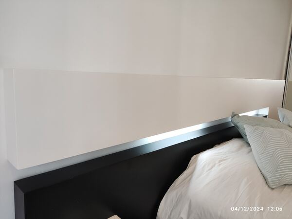 cama de casal com mesas de cabeceira. Camas