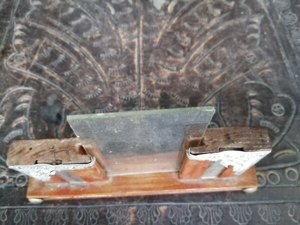 moldura pequena antiga em madeira. Mobiliário antigo