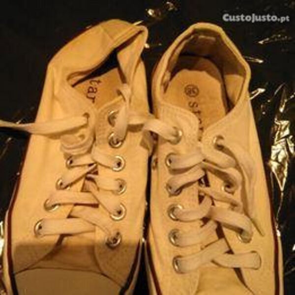 Três pares botas e ténis. Botas e botins