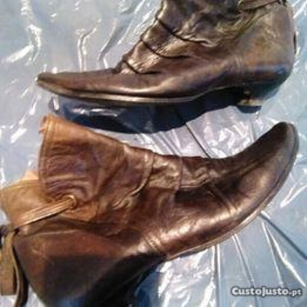 Três pares botas e ténis. Botas e botins