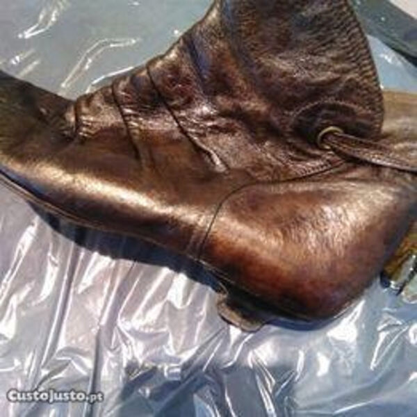 Três pares botas e ténis. Botas e botins