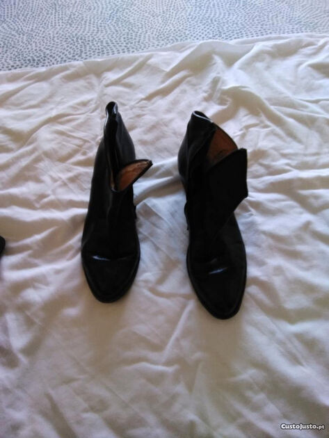 Três pares botas e ténis. Botas e botins