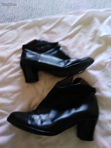 Três pares botas e ténis. Botas e botins