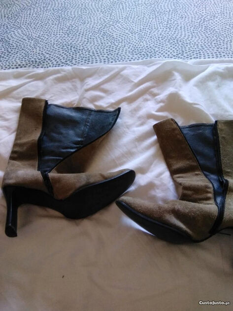 Três pares botas e ténis. Botas e botins