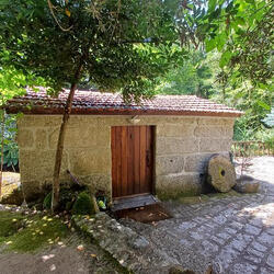 moinho de água reconstruido (14 m2) à beira rio. Casa de Férias. Felgueiras. 14 m2 1 quarto 1 banho 2  Novo / Como novo Animais de estimação Internet Jardim