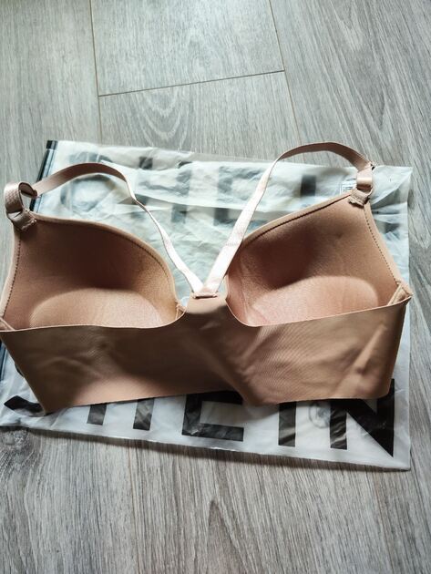 Soutien cor da pele traçado nas costas. Lingerie