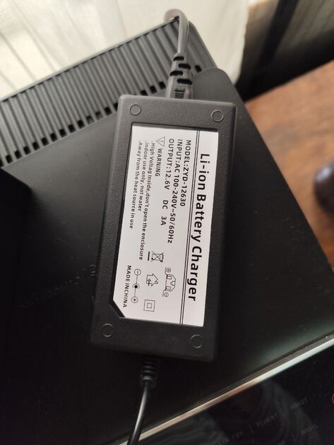 2 baterias de iões de lítio (Li-ion) de 12V e 21Ah. Outros Veículos