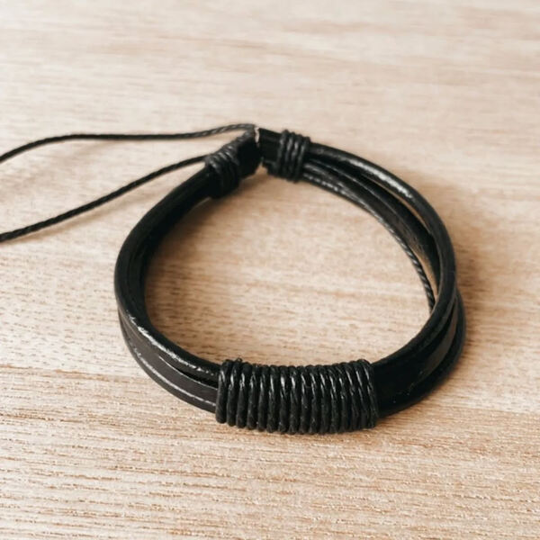 Pulseira em Couro Vegan - Preta. Pulseiras