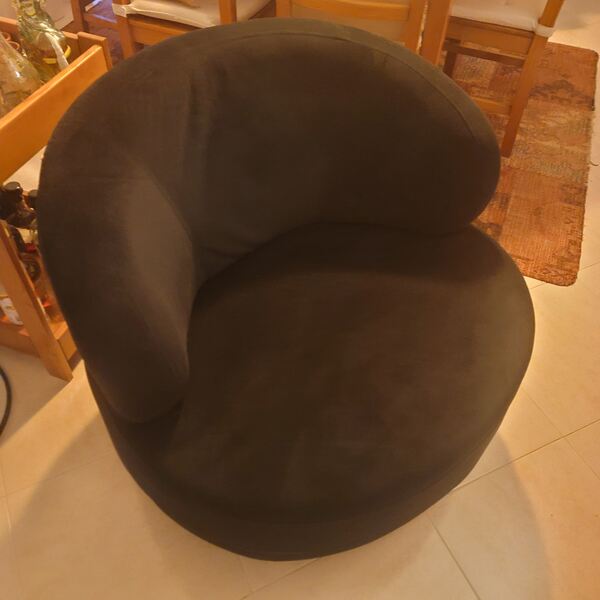 Poltrona com base rotativa em tecido preto. Sofás e Poltronas