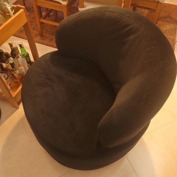 Poltrona com base rotativa em tecido preto. Sofás e Poltronas