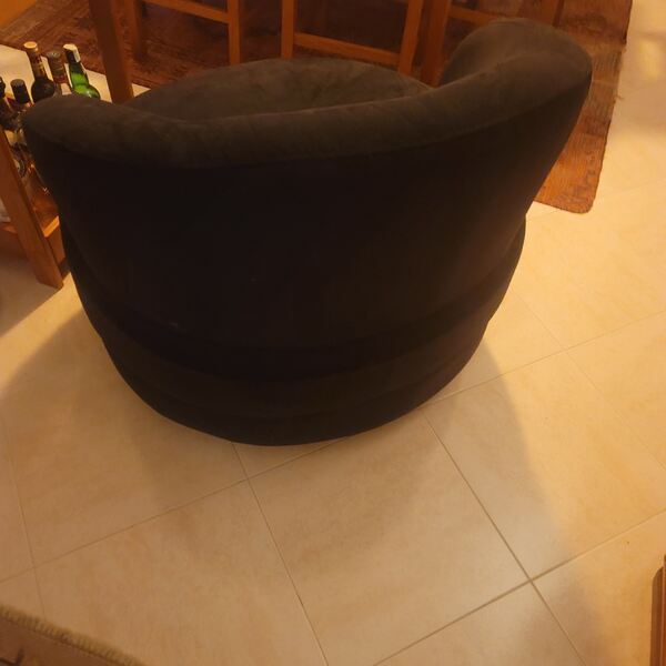 Poltrona com base rotativa em tecido preto. Sofás e Poltronas