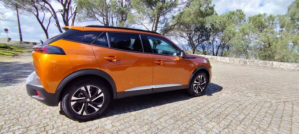Peugeot 2008 1.2 PureTech Allure 130cv | 2020. Carros