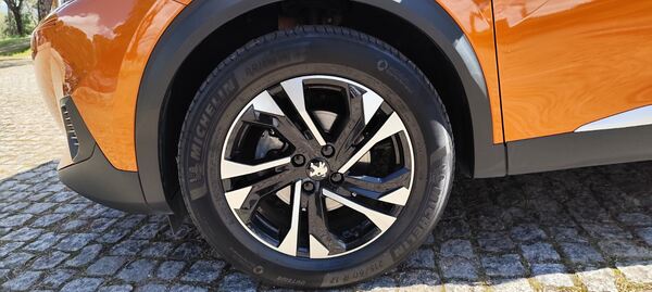 Peugeot 2008 1.2 PureTech Allure 130cv | 2020. Carros