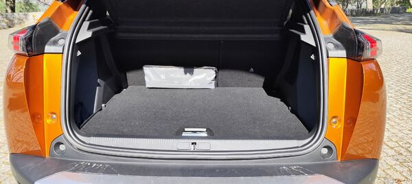Peugeot 2008 1.2 PureTech Allure 130cv | 2020. Carros