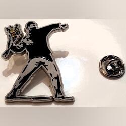 Pin Metal Broche Banksy Hoolingan Flores Elevada Q. Broches e pins