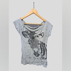 T-shirt cinza assimetrica c figura de zebra. T-shirts femininas