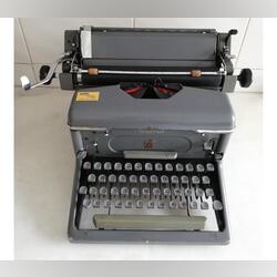 Máquina de escrever IMPERIAL 65 vintage typewriter. Máquina de escrever. Avenidas Novas.     