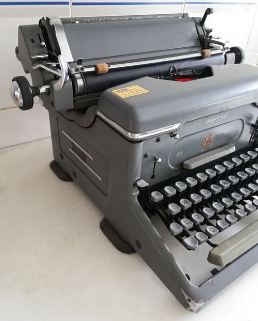 Máquina de escrever IMPERIAL 65 vintage typewriter. Máquina de escrever