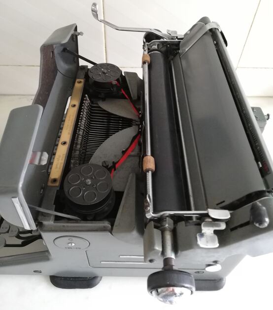 Máquina de escrever IMPERIAL 65 vintage typewriter. Máquina de escrever