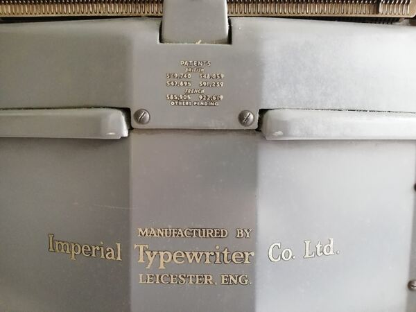 Máquina de escrever IMPERIAL 65 vintage typewriter. Máquina de escrever