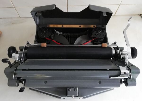 Máquina de escrever IMPERIAL 65 vintage typewriter. Máquina de escrever