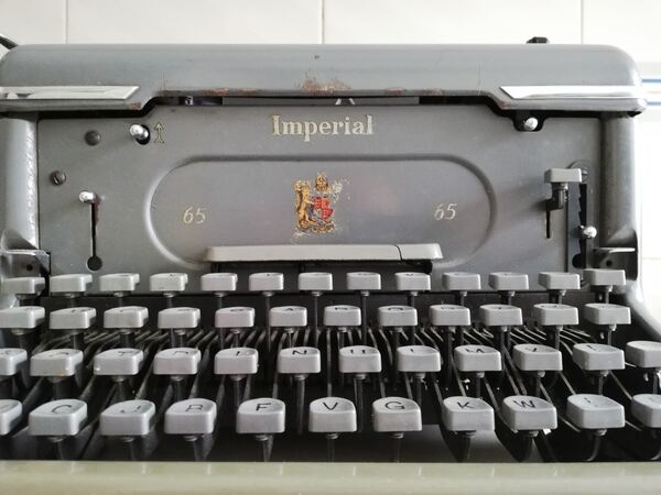 Máquina de escrever IMPERIAL 65 vintage typewriter. Máquina de escrever