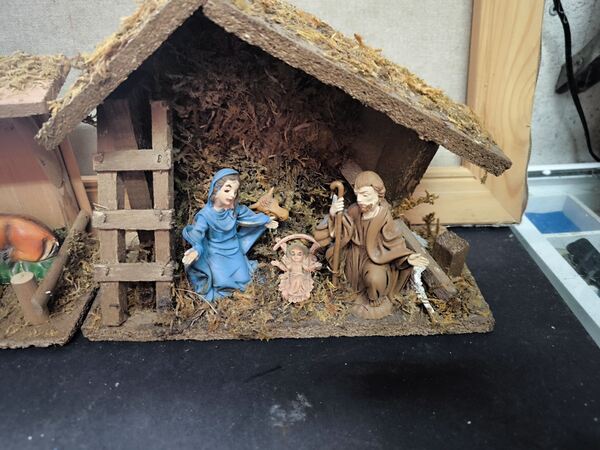 2 presépios com figuras. Decoração de natal