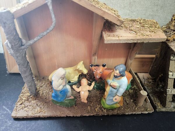 2 presépios com figuras. Decoração de natal