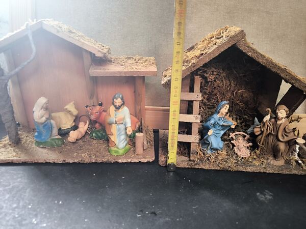 2 presépios com figuras. Decoração de natal