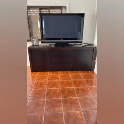 Vendo moveis de sala de jantar e televisão . Conjunto de mesa e cadeiras